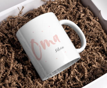 Personalisierte Oma Tasse in Rosa mit Namen Silvia, präsentiert in nachhaltiger Geschenkverpackung mit Papierfüllmaterial.