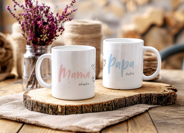 Personalisierte Tassen Mama und Papa auf rustikaler Holzplatte, modernes minimalistisches Design für Eltern.