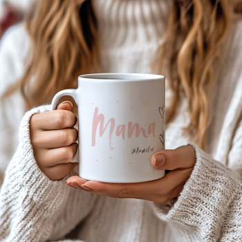 Frau hält personalisierte Mama Tasse mit Name