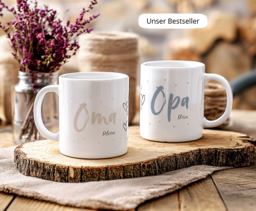 Personalisierte Keramiktassen für Oma und Opa auf Holzteller, beidseitig bedruckt