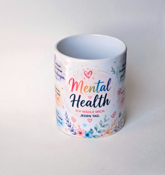 Reale Produktaufnahme einer weißen Mental Health Tasse mit großem Schriftzug und deutschen Affirmationen auf weißem Hintergrund.