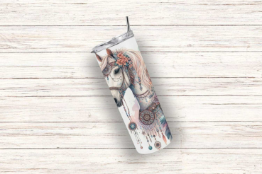 Thermobecher mit Boho-Pferdemotiv, verziert mit Blumen und Traumfängern. Das Design zeigt ein detailreiches, pastellfarbenes Pferdeporträt mit Schmuck und Federn, ideal für Liebhaber des Boho- und Naturstils.