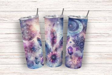 Drei Thermobecher mit einem mystischen Design aus Mandalas, Federn, Kristallen und Monden in blau-lila Tönen, dargestellt auf einem hellen Holzuntergrund. Das Design vermittelt eine spirituelle und verträumte Atmosphäre, ideal für Liebhaber von Esoterik u