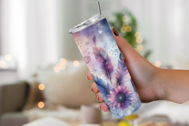 Eine Hand hält einen Thermobecher mit einem mystischen Design aus Federn und einer großen Blume in lila und blauen Tönen. Der Hintergrund ist weich fokussiert und schafft eine entspannte, gemütliche Atmosphäre, die das verträumte und spirituelle Design de