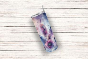 Ein Thermobecher mit einem mystischen Design aus Federn und einer großen Blume in Blau- und Lilatönen, schräg auf einem hellen Holzuntergrund liegend. Das Design vermittelt eine verträumte und spirituelle Atmosphäre, ideal für Liebhaber von Symbolik und N
