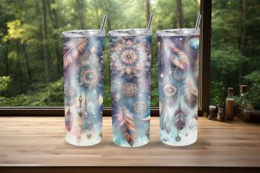 Drei Thermobecher mit spirituellem Design aus Traumfängern, Federn, Mandalas und geometrischen Symbolen in Blau- und Beigetönen. Die Becher stehen auf einer Holzoberfläche mit einem Wald im Hintergrund, was dem Bild eine ruhige und mystische Atmosphäre ve