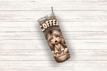 Ein schräg liegender Thermobecher mit humorvollem Design, das eine müde Figur im Bademantel zeigt, zusammen mit dem Schriftzug „All I Need is Coffee“. Die Figur wirkt verschlafen und hält eine große Tasse Kaffee. Das Design ist in warmen Beigetönen gehalt