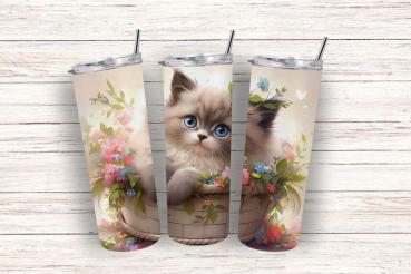 Drei Thermobecher mit einem niedlichen Design, das ein flauschiges Kätzchen in einem Korb zeigt, umgeben von bunten Blumen und Blättern. Der Hintergrund ist in sanften, warmen Farben gehalten und vermittelt eine fröhliche, naturverbundene Atmosphäre, idea