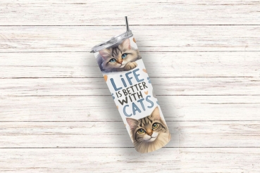 Ein schräg liegender Thermobecher mit dem Design „Life is Better with Cats“, umgeben von zwei Katzenporträts in warmen Farben. Der Hintergrund ist in einem rustikalen Holzton gehalten, was dem Bild eine gemütliche und heimelige Atmosphäre verleiht – ideal