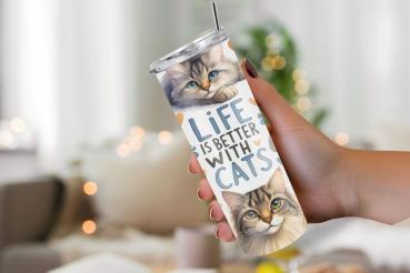 Eine Hand hält einen Thermobecher mit Katzenmotiv und dem Schriftzug „Life is Better with Cats“. Das Design zeigt zwei verschiedene Katzenporträts in warmen Farben, umgeben von Herzchen und Pfotenabdrücken. Der Hintergrund ist weich fokussiert und schafft