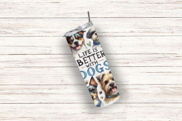 Ein einzelner Thermobecher mit dem Design „Life is Better with Dogs“ liegt schräg auf einem hellen Holzuntergrund. Der Becher zeigt verschiedene Hunde, darunter ein fröhlich dreinschauender Hund in der Mitte und ein Yorkie am unteren Rand.