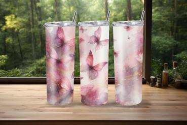 Drei Thermobecher mit einem sanften rosa Schmetterlingsdesign stehen nebeneinander auf einer Holzoberfläche vor einem Fenster mit einem Waldhintergrund. Die Becher sind mit zarten rosa Schmetterlingen und einem wolkigen, pastellfarbenen Hintergrund mit go