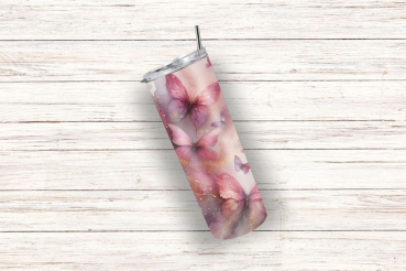Thermobecher auf einem weißen, strukturierten Holzhintergrund. Das Design zeigt zarte, rosa Schmetterlinge, die auf einem pastellfarbenen Hintergrund schweben, umgeben von feinen goldenen Details und nebligen Akzenten für einen träumerischen, luftigen Loo