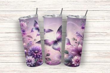 Thermobecher auf einem weißen, strukturierten Holzhintergrund. Das Design zeigt elegante lila Schmetterlinge und florale Elemente in Violett- und Fliedertönen, mit großen Blumen und Blattakzenten auf einem weichen, pastellfarbenen Hintergrund.