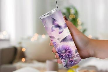 Thermobecher wird von einer Hand gehalten, der Hintergrund ist unscharf mit warmen Lichtern. Das Design des Bechers zeigt zarte lila Schmetterlinge und große, violette Blumen auf einem sanften, pastellfarbenen Hintergrund, der eine friedliche und verträum