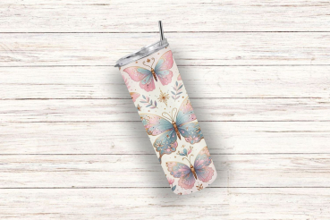 Ein schlanker Thermobecher mit einem verspielten Schmetterlingsdesign auf einem cremefarbenen Hintergrund. Der Becher ist mit großen, pastellfarbenen Schmetterlingen in Rosa- und Blautönen sowie kleinen Blumen und zarten goldenen Details verziert. Das Des