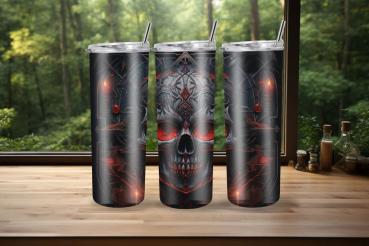 Düsterer Totenkopf-Trinkbecher mit rot leuchtenden Augen und gotischen, ornamentalen Verzierungen. Der Becher zeigt ein mystisches, dunkles Design mit unheimlichen Details und roten Akzenten.