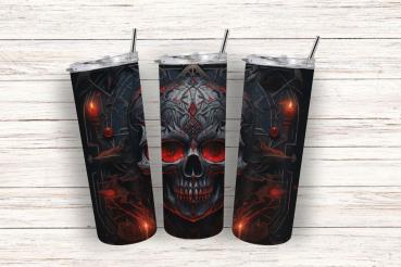 Düsterer Totenkopf-Trinkbecher mit leuchtend roten Augen und detailliertem, gotischen Design. Der Becher zeigt ein unheimliches Motiv mit finsteren Kerzen und mystischen Elementen in Rot- und Schwarztönen.