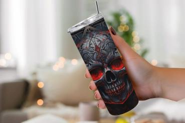 Gruseliger Totenkopf-Trinkbecher mit rot glühenden Augen und düsterem, verzierten Design. Der Becher zeigt ein furchteinflößendes, finsteres Motiv mit gotischen Details und roten Akzenten.