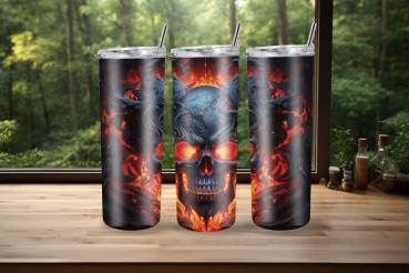 Drei moderne Thermobecher mit feurigem Totenkopf-Design, das leuchtend rote und blaue Farben kombiniert, stehen auf einer Holzoberfläche vor einem großen Fenster mit Blick ins Grüne. Die Becher haben abnehmbare Deckel und Edelstahlstrohhalme.