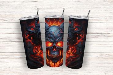 Drei Thermobecher mit einem auffälligen Totenkopf-Design in leuchtenden Blau- und Rottönen, aufgestellt vor einem hellen Holz-Hintergrund. Jeder Becher hat einen silbernen Deckel mit Edelstahlstrohhalm und zeigt ein intensives, feuriges Motiv.