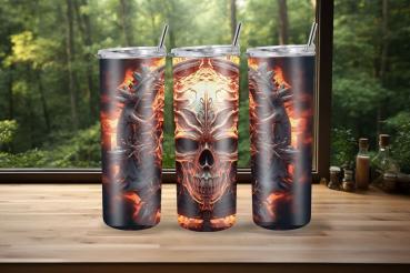 Drei Thermobecher mit einem bedrohlichen Totenkopf-Design in metallischen und feurigen Farben, verziert mit stachelförmigen Details, stehen auf einer Holzoberfläche vor einem großen Fenster mit Blick auf einen grünen Wald. Die Becher haben abnehmbare Deck