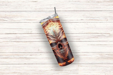 Ein einzelner Thermobecher mit einem metallischen Totenkopf-Design in flammenden Orangetönen, schräg auf einem hellen Holz-Hintergrund positioniert. Der Becher hat einen silbernen Deckel und einen Edelstahlstrohhalm.
