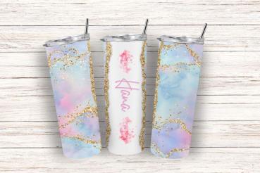Drei elegante Thermobecher mit pastellfarbenem Design in Rosa, Blau und Lila, verziert mit goldenen Glitzer-Details. Der mittlere Becher zeigt den Namen 'Hana' in pinker Schrift auf einem weißen Hintergrund mit zarten Blumenmotiven. Die Becher stehen auf