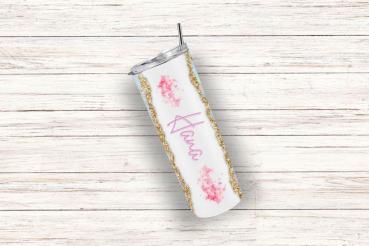 Ein einzelner Thermobecher mit personalisiertem Design, der den Namen 'Hana' in pinker Schrift zeigt. Der Becher hat einen weißen Hintergrund mit zarten rosa Blumenmotiven und goldenen Glitzer-Details an den Rändern. Der silberne Deckel und der Edelstahls