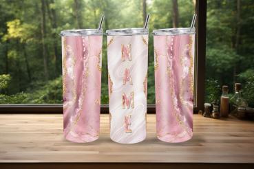 Drei elegante Thermobecher mit rosa und goldenem Marmor-Design auf einer Holzoberfläche vor einem Fenster mit Blick ins Grüne. Der mittlere Becher hat einen weißen Hintergrund mit dem Schriftzug 'NAME' in großen Buchstaben, umgeben von goldenen Glitzerakz