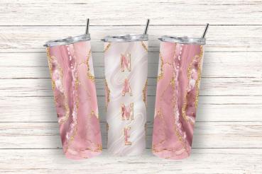 Drei Thermobecher mit elegantem rosa und cremefarbenem Marmor-Design, verziert mit goldenen Glitzerakzenten, auf einem hellen Holz-Hintergrund. Der mittlere Becher hat den Schriftzug 'NAME' in großen roségoldenen Buchstaben. Die Becher sind mit silbernen
