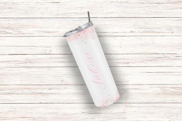 Ein personalisierter Thermobecher mit dem Namen „Sabine“, gestaltet in einem zarten rosa Aquarell-Design mit goldenen Akzenten. Der Becher liegt leicht schräg auf einem hellen Holzuntergrund.