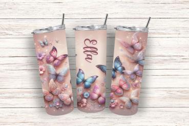 Personalisierter Thermobecher mit dem Namen „Ella“ und einem zauberhaften Design aus bunten Schmetterlingen und Blumen auf einem zarten, pastellfarbenen Hintergrund. Der Becher ist ideal für Menschen, die ein individuelles und romantisches Design suchen.