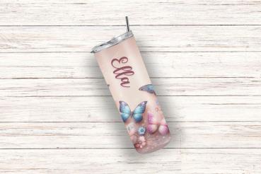 Ein personalisierter Thermobecher mit dem Namen „Ella“ in einem zarten Schmetterlings- und Blumen-Design auf pastellfarbenem Hintergrund. Der Becher liegt leicht schräg auf einem hellen Holzuntergrund, was das romantische und verträumte Design betont.