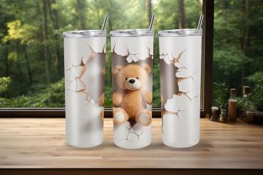 Drei Thermobecher mit einem verspielten Design, das eine zerbrochene Wand zeigt, durch die ein kuscheliger, brauner Teddybär in der Mitte hervorschaut. Die Becher stehen auf einer Holzoberfläche vor einem Fenster mit Blick ins Grüne und haben silberne Dec