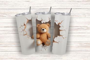 Drei Thermobecher mit einem kreativen Design, das eine zerbrochene Wand zeigt, durch die ein süßer, brauner Teddybär zu sehen ist. Der Teddybär befindet sich im mittleren Becher, umgeben von realistisch dargestellten Rissen. Die Becher stehen auf einem he