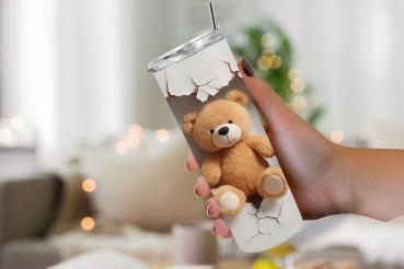 Hand hält einen Thermobecher mit kreativem Design, das einen braunen Teddybär zeigt, der scheinbar durch eine zerbrochene Wand schaut. Der Becher hat einen realistisch dargestellten Riss und der Teddybär sitzt fröhlich in der Mitte des Designs. Im Hinterg