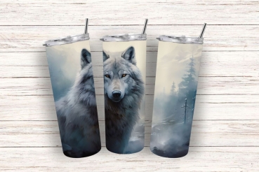Thermobecher mit realistischem Wolfsmotiv vor nebeligem Waldhintergrund. Der Thermobecher zeigt das Bild eines grauen Wolfs mit intensiven Augen in der Mitte und einem Wald mit Nebelschwaden im Hintergrund. Ideal für Natur- und Tierliebhaber.