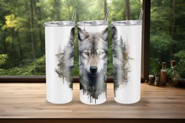 Drei Thermobecher mit künstlerischem Wolfsmotiv, das das Gesicht eines grauen Wolfs mit durchdringendem Blick und Waldszenen im Hintergrund zeigt. Die Waldlandschaft ist in einem Wasserfarben-Stil gestaltet, der an einen verlaufenden Tinten-Effekt erinner