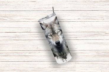 Ein einzelner Thermobecher mit einem künstlerischen Wolfsmotiv, das das Gesicht eines grauen Wolfs in einem Wasserfarben-Stil zeigt. Der Becher hat verlaufende Tintenakzente, die am unteren Rand verlaufen, und ist mit einem silbernen Deckel und Edelstahls