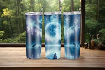 Thermobecher mit einem mystischen Wolfsdesign, das eine nächtliche Landschaft mit Wald und Vollmond zeigt. Der Vollmond beleuchtet die Silhouetten heulender Wölfe, die am Ufer eines stillen Sees stehen. Über dem Mond sind geometrische Symbole und Sternbil