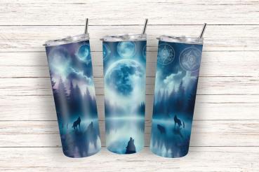 Thermobecher mit einem mystischen Wolfsmotiv, das eine nächtliche Waldszene zeigt. Ein großer Vollmond steht über den Baumwipfeln, und Silhouetten von heulenden Wölfen spiegeln sich im Wasser darunter. Am Himmel sind geometrische Symbole und Mondphasen si