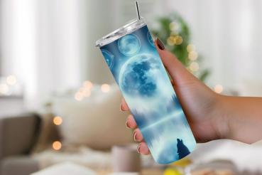 Mystischer Thermobecher mit Design des Nachthimmels und Vollmonds. Der Becher ist mit einem großen Mond in der Mitte verziert, im Hintergrund ein Wald und die Silhouette eines heulenden Wolfs. Zarte geometrische Symbole und eine Sternkarte verleihen dem B