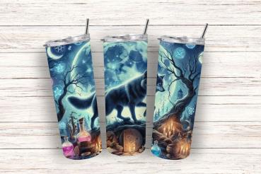 Thermobecher mit mystischem Wolfs- und Hexenmotive. Der Becher zeigt einen Wolf im blauen Mondlicht, umgeben von alten Bäumen, Zauberflaschen und Kerzen, die eine geheimnisvolle Atmosphäre schaffen. Ideal für Fantasy-Liebhaber und Fans von Magie und mysti