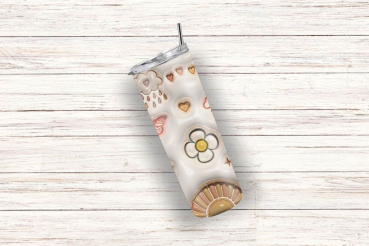 Einzelner Boho-Tumbler mit Blumen-, Schmetterlings- und Herzmotiven auf einem cremefarbenen Hintergrund, liegend auf einer rustikalen Holzoberfläche. Perfekt für stilbewusste Trinkliebhaber.