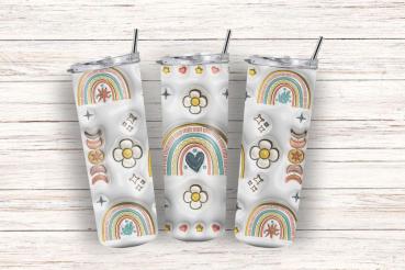Drei Boho-Tumbler mit bunten Regenbogen-, Blumen- und Sternmotiven auf einem cremefarbenen Hintergrund, präsentiert auf einer rustikalen Holzoberfläche. Perfekt für trendbewusste Trinkliebhaber.