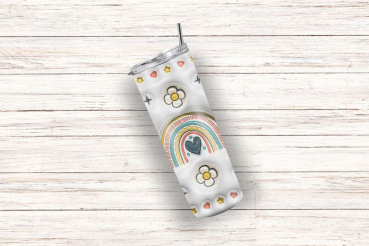 Einzelner Boho-Tumbler mit bunten Regenbogen-, Blumen-, Herz- und Sternmotiven auf einem cremefarbenen Hintergrund, liegend auf einer rustikalen Holzoberfläche. Stilvolles Design für trendige Trinkliebhaber.