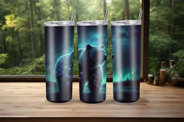 Drei schlanke Reisebecher mit einem majestätischen Bärenmotiv in Blau- und Grüntönen, das Sternbilder und Polarlichter zeigt. Die Becher stehen auf einer Holzoberfläche mit einem Blick auf einen Wald im Hintergrund. Jeder Becher hat einen durchsichtigen D