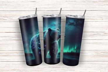 Moderne Reisebecher mit einem Motiv des Nachthimmels und eines Bären, dessen Körper Sterne und Sternbilder zeigt, unter dem Licht des Polarlichts. Der Becher ist mit einem Edelstahlstrohhalm und einem Deckel ausgestattet, und das Design ist in dunklen Bla