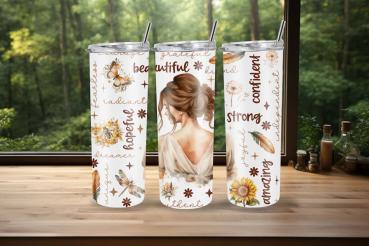 Drei weiße Thermobecher mit naturinspiriertem Design und der Darstellung einer Frau von hinten, umgeben von Illustrationen wie Schmetterlingen, Sonnenblumen, Federn und inspirierenden Worten wie 'beautiful', 'strong', 'hopeful' und 'confident'. Im Hinterg